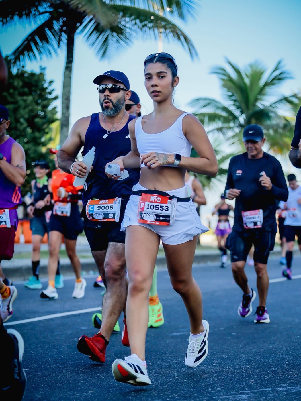 Antonio e Giovana correndo lado a lado na Maratona do Rio de Janeiro, em julho de 2026.